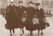 Altes schwarz/weiß-Foto von vier Frauen